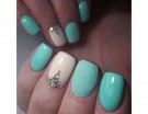 Nail art con dettagli gioiello preziosi (Pinterest)