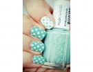 Nail art turchese con dolci pois