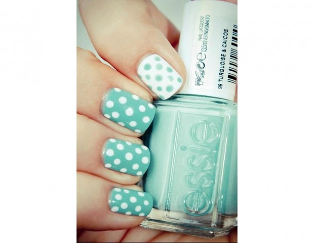 Nail art turchese con dolci pois