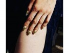 Sofisticata manicure beige e oro