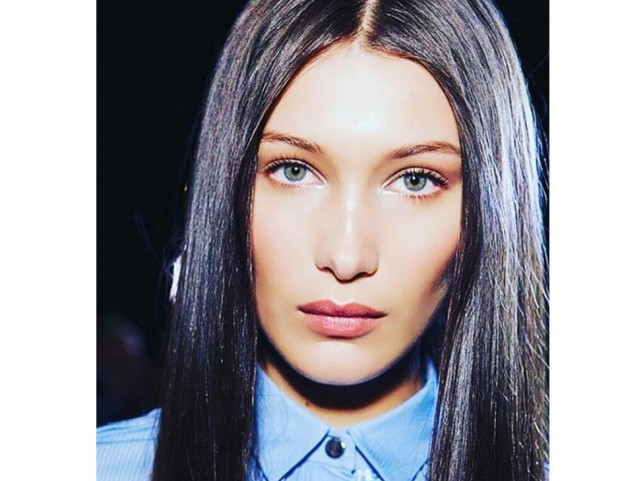 Capelli liscissimi e make up dalle nuances calde per Bella Hadid e Versace