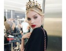 Raccolti principeschi e labbra rosse per Elsa Hosk e Dolce e Gabbana