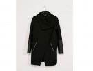 Cappotto con dettaglio in ecopelle sulle maniche