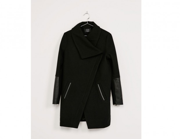 Cappotto con dettaglio in ecopelle sulle maniche