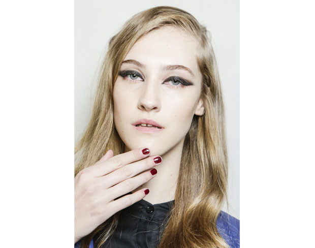 Unghie rosso dark per un look iper chic