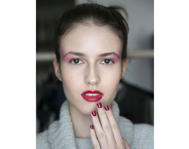 Una manicue rosso bordeaux