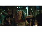 Margot Robbie è Harley Quinn, una dei folli della Suicide Squad