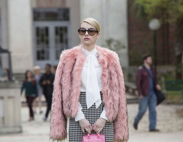 Emma Roberts è Chanel Oberlin, capo delle Kappa Kappa Tau nella serie della Fox “Scream Queens “