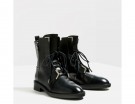 Stivaletto con stringhe