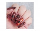 Base dai colori caldi e silhouette a contrasto. Photo credits: @mira_susannanails Instagram