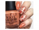 Una base color zucca e accent nail in pendant. Photo credits: @hanninator Instagram