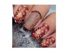 Accent nail effetto bosco e foglie dorate su base rossa. Photo credits: @tymaria78 Instagram