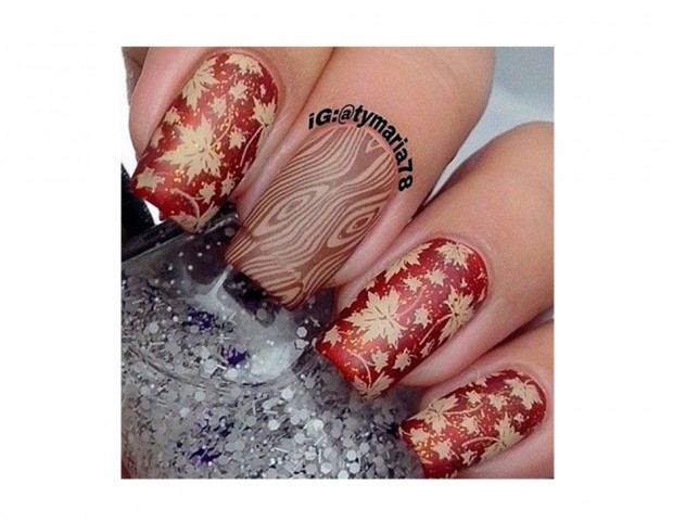 Accent nail effetto bosco e foglie dorate su base rossa. Photo credits: @tymaria78 Instagram