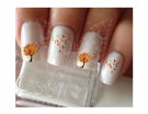 Alberi nei colori caldi dell’autunno su base bianca. Photo credits: @sweetworldofnails Pinterest