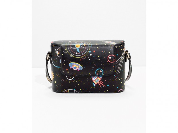 Ricorda un porta binocolo, con stampa “galattica”