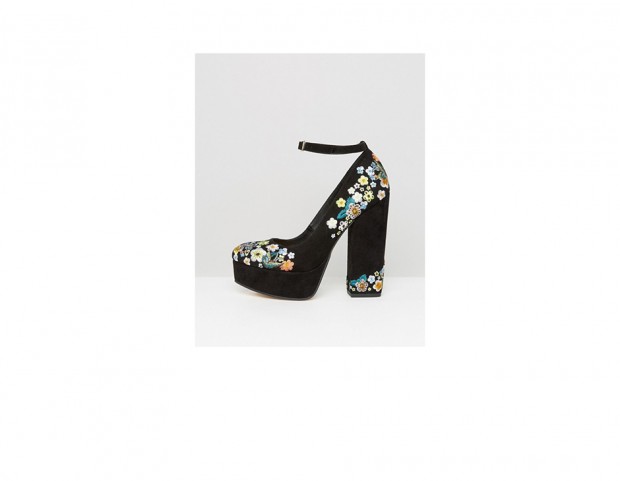 Scarpe ricamate con plateau