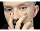 Nail art con foglie dorate