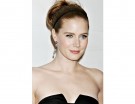 Amy Adams ha scelto un’acconciatura raccolta, fermata da un elegante cerchietto nero sottile. Photo credits: Getty Images