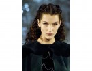 Hai i capelli ricci? Fai come Bella Hadid e raccogli alcune ciocche dietro la testa, per un’acconciatura semi raccolta molto romantica. Photo credits: Getty Images