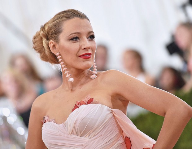 Blake Lively sceglie sempre acconciature strepitose, come questo cignon con crocchia importante. Photo credits: Getty Images