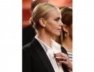 Vuoi lasciare tutti a bocca aperta? Copia lo chignon rigoroso di Charlize Theron e abbinalo a un completo maschile. Photo credits: Getty Images