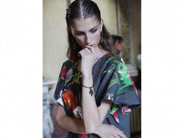 Il look a effetto bagnato è sempre di grande effetto. Abbonda con il gel sulle radici. Photo credits: Getty Images