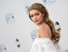 Se hai i capelli lunghi, copia l’acconciatura di Gigi Hadid, cotonando leggermente le radici e portando i capelli all’indietro. Photo credits: Getty Images