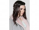 Un’idea semplice e veloce per le feste? Prendi ispirazione da Kendall Jenner e incornicia i capelli con una sottilissima fascetta portata sulla fronte. Photo credits: Getty Images