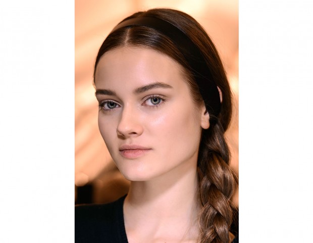 Per delle feste all’insegna del romanticismo, fai una treccia laterale e adorna i capelli con uno spesso nastro di raso o velluto.