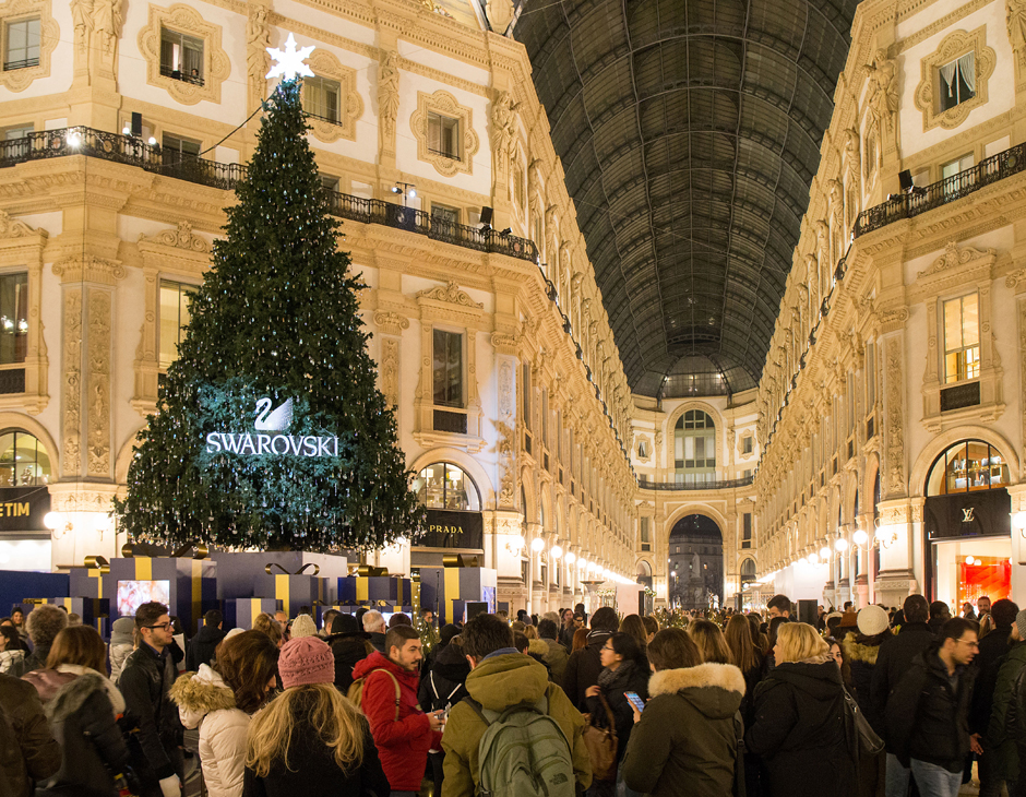 Albero Di Natale 6 Mt.Swarovski Accende Di Luci L Albero Di Natale In Galleria Tu Style