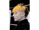 Per un Capodanno alternativo osa un raccolto un po’ selvaggio in stile “mohawk”, arrotolando i capelli dalla base della nuca e portandoli sul davanti, per finire in una frangia a tendina.