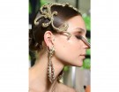 Elegantissimo il classico chignon sormontato da un fermaglio in soutage, da realizzare anche fai-da-te.