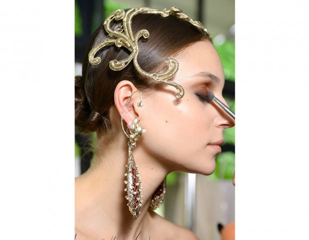 Elegantissimo il classico chignon sormontato da un fermaglio in soutage, da realizzare anche fai-da-te.