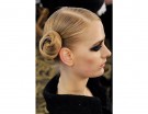Lo chignon diventa originale se portato di lato. Da abbinare rigorosamente allo smokey eyes.