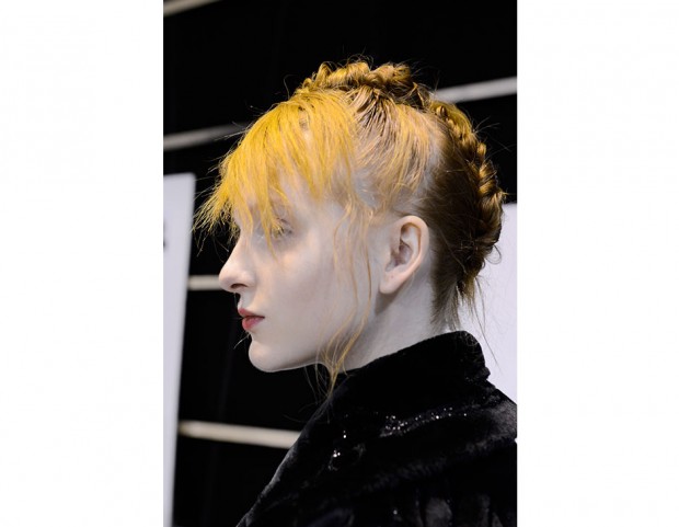 Per un Capodanno alternativo osa un raccolto un po’ selvaggio in stile “mohawk”, arrotolando i capelli dalla base della nuca e portandoli sul davanti, per finire in una frangia a tendina.