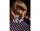 Un’acconciatura raccolta originale per lasciare tutti a bocca aperta, ma semplicissima da realizzare. Si tratta infatti di uno chignon laterale “a metà”, lasciando libere le ciocche finali.