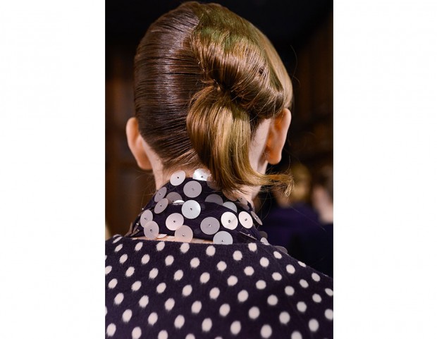 Un’acconciatura raccolta originale per lasciare tutti a bocca aperta, ma semplicissima da realizzare. Si tratta infatti di uno chignon laterale “a metà”, lasciando libere le ciocche finali.