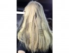 Il frisé è tornato alla ribalta. Provatelo ssu alcune sezioni di capelli, lasciati sciolti.
