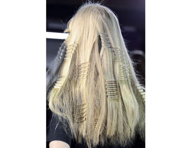 Il frisé è tornato alla ribalta. Provatelo ssu alcune sezioni di capelli, lasciati sciolti.