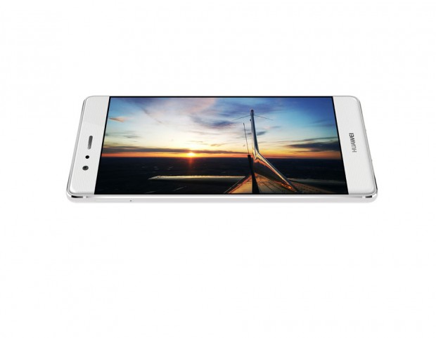 Display da 5,2 pollici,16 Gb di memoria espandibile fino a 128 Gb; fotocamera 13 megapixel