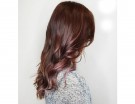 Capelli castani con riflessi lilla