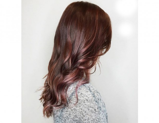 Capelli castani con riflessi lilla
