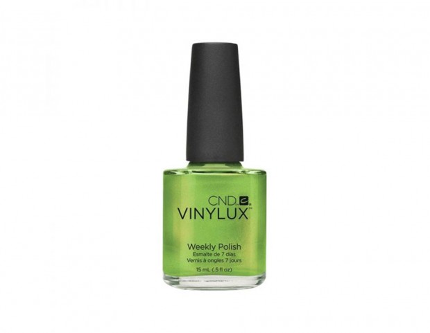 La linea CND Vinylux promette una durata dello smalto fino a una settimana. Il colore greenery è il Limeade.