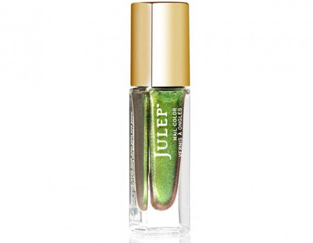 Per rendere preziosa la tua manicure greenery opta per uno smalto shimmer, con micro glitter dorati.