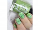 Manicure greenery a strisce tono su tono, giocando con texture brillanti. Photo credits: Instagram @marinelp91