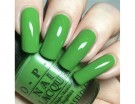 Uno degli smalti greenery per eccellenza? OPI I’m Sooo Swamped. Photo credits: Instagram @acertainbeccaa