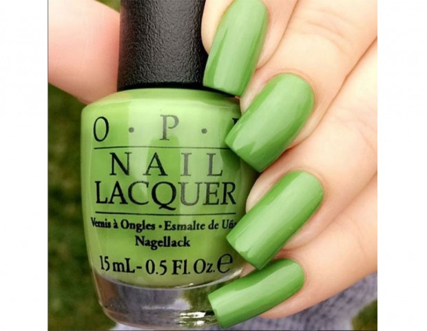 Come portare le unghie greenery? Dato il colore piuttosto particolare, se si va sul classico non si sbaglia mai. Base, due passate di smalto e top coat lucido. Photo credits: Instagram @nailsbymair21