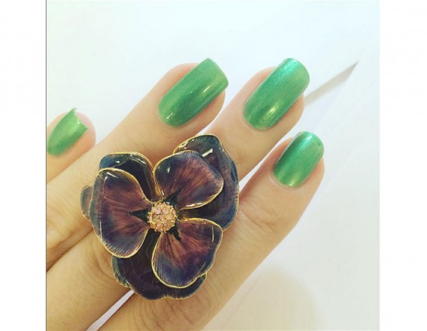 Unghie greenery in versione iridescente. Da abbinare a un maxi anello a tema floreale. Photo credits: Instagram @manicure_mich