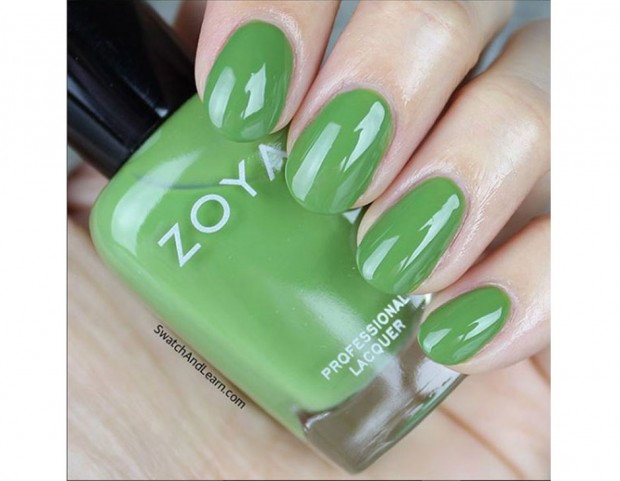 Lo smalto Zoya nel colore Jace è una tonalità perfetta per creare la manicure greenery. Photo credits: Instagram @swatchandlearn