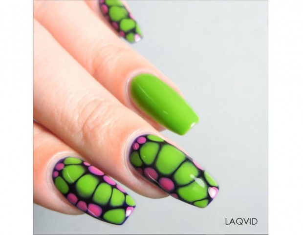 Una greenery manicure realizzata ispirandosi ai colori e alle forme della natura. Photo credits: Instagram @laqvid